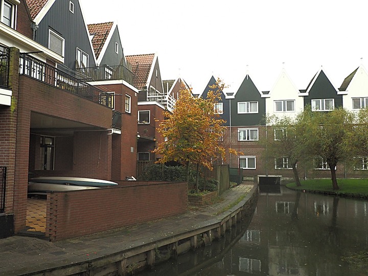 哈倫(Haarlem)市區、聖巴弗教堂(St.-Bavokerk)、桑斯安斯(Zaanse Schans)風車村、福倫丹(Volendam)午餐、羊角村(Giethoorn)遊船 — 荷蘭鄉間風光 — 2023年冬季歐洲行旅 第二部