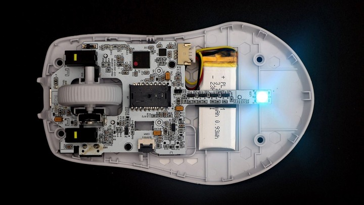 點我看大圖 極輕手感、持久體驗:ROCCAT PURE Air & PURE SEL 滑鼠開箱