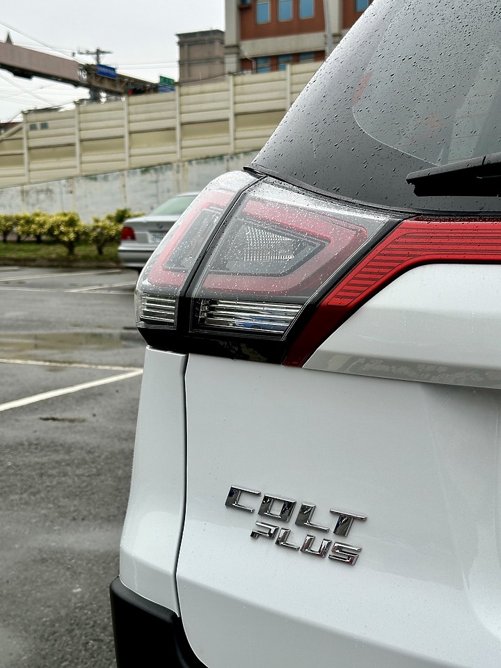 點我看大圖 下雨天,交車天。(可能是) 配備最滿的 Colt Plus (圖多)