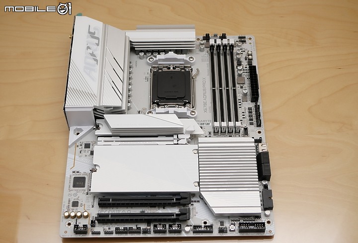 點我看大圖 開箱 AMD AM5 銀白鷹神 X670E AORUS PRO X 聖誕白
