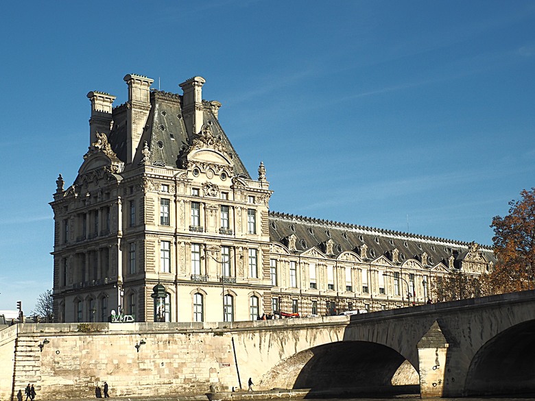 塞納河遊船 (Bateaux-Mouches) 與 羅浮宮(Musée du Louvre)，外掛地窖內享用法式烤田螺與鴨胸 — 世界文化遺產 之 巴黎，塞纳河畔(Paris, Banks of the Seine) — 2023年冬季歐洲行旅 第六部