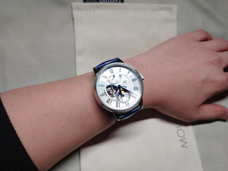 點我看大圖 東方之星 Orient Star Moon Phase 系列 月相 半鏤空錶 RE-AY0106S 開箱