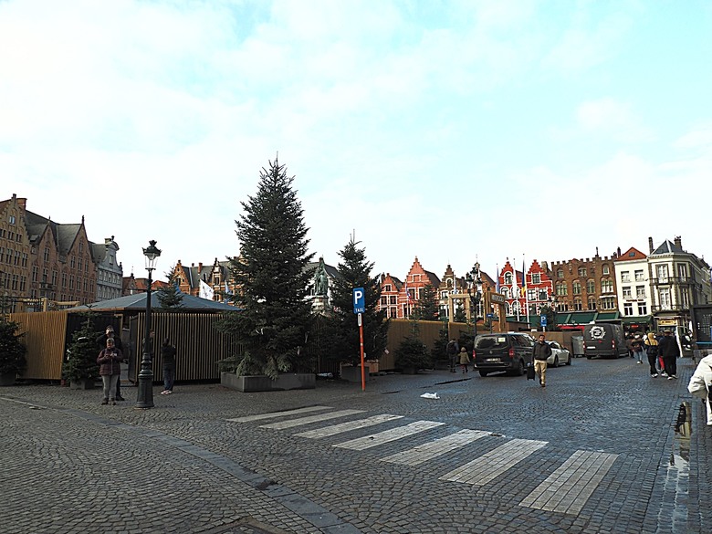 布魯日大廣場(Grote Markt)、大鐘樓(Belfort) 、市政廳(Stadhuis Brugge) 、玫瑰碼頭(Rosary Quay) 、聖母教堂(Onze-Lieve-Vrouwekerk)、貝居安禮修道院(Begijnhofkapel),還有白酒淡菜 — 世界文化遺產 之 布魯日歷史中心(Historic Centre of Brugge) — 2023年冬季歐洲行旅 第五部