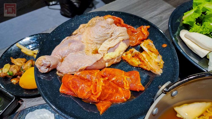 【臺南美食】韓式火烤兩吃Plus+版來台南,韓式烤肉和火鍋無限量供應,共超過80款吃到飽食材,現切肉品及當日直送海鮮~八道晟台南崇明店 - 南人幫