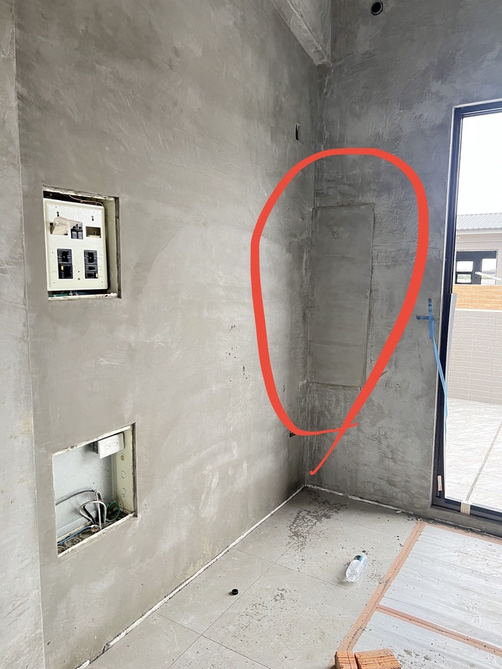 新屋牆面有切割痕跡…