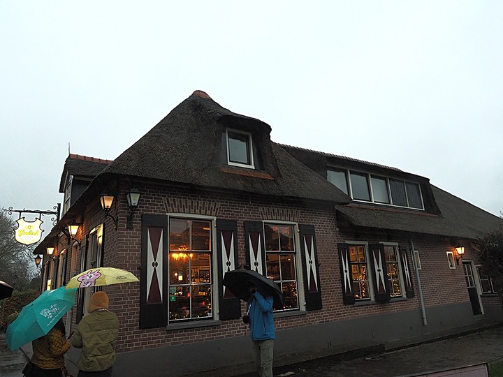 哈倫(Haarlem)市區、聖巴弗教堂(St.-Bavokerk)、桑斯安斯(Zaanse Schans)風車村、福倫丹(Volendam)午餐、羊角村(Giethoorn)遊船 — 荷蘭鄉間風光 — 2023年冬季歐洲行旅 第二部