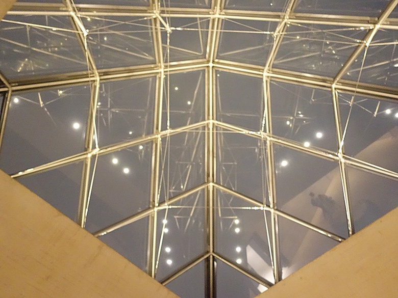 塞納河遊船 (Bateaux-Mouches) 與 羅浮宮(Musée du Louvre),外掛地窖內享用法式烤田螺與鴨胸 — 世界文化遺產 之 巴黎,塞纳河畔(Paris, Banks of the Seine) — 2023年冬季歐洲行旅 第六部