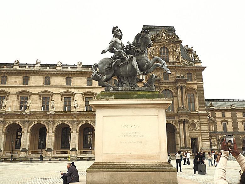 塞納河遊船 (Bateaux-Mouches) 與 羅浮宮(Musée du Louvre)，外掛地窖內享用法式烤田螺與鴨胸 — 世界文化遺產 之 巴黎，塞纳河畔(Paris, Banks of the Seine) — 2023年冬季歐洲行旅 第六部