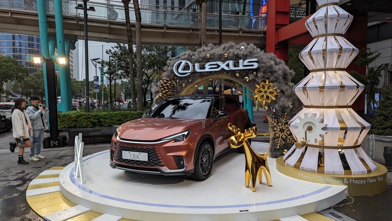 Merry Christmas 2023~在101與BMW新520i的邂逅 - 同場加映在信義區參展的Lexus LBX & Audi TT RS