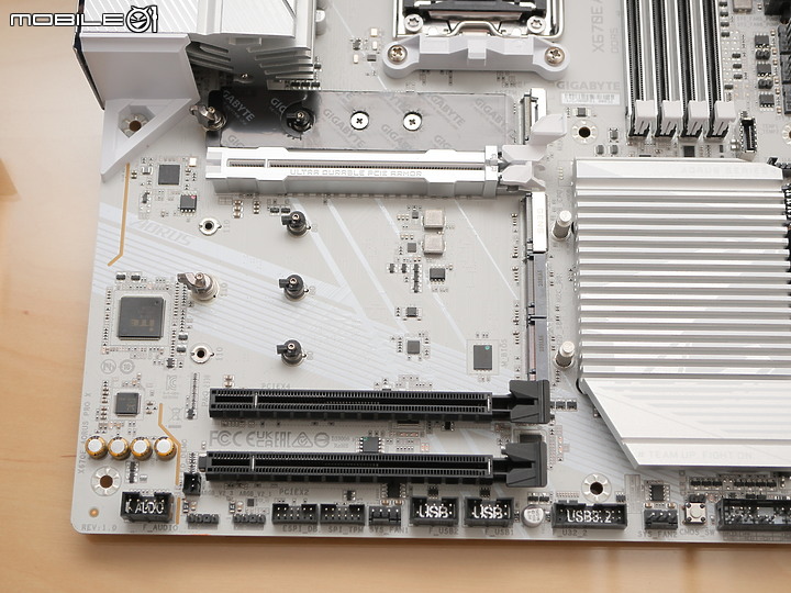 點我看大圖 開箱 AMD AM5 銀白鷹神 X670E AORUS PRO X 聖誕白