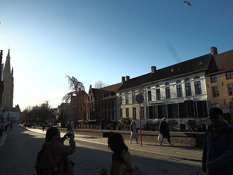 布魯日大廣場(Grote Markt)、大鐘樓(Belfort) 、市政廳(Stadhuis Brugge) 、玫瑰碼頭(Rosary Quay) 、聖母教堂(Onze-Lieve-Vrouwekerk)、貝居安禮修道院(Begijnhofkapel),還有白酒淡菜 — 世界文化遺產 之 布魯日歷史中心(Historic Centre of Brugge) — 2023年冬季歐洲行旅 第五部
