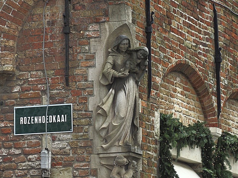 布魯日大廣場(Grote Markt)、大鐘樓(Belfort) 、市政廳(Stadhuis Brugge) 、玫瑰碼頭(Rosary Quay) 、聖母教堂(Onze-Lieve-Vrouwekerk)、貝居安禮修道院(Begijnhofkapel),還有白酒淡菜 — 世界文化遺產 之 布魯日歷史中心(Historic Centre of Brugge) — 2023年冬季歐洲行旅 第五部