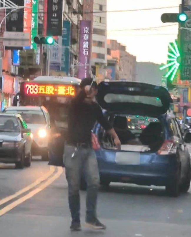 新北猴逆向逼車！掏鐵尺叫囂：來啊 新莊警2罪辦他喜迎4萬紅單大禮包