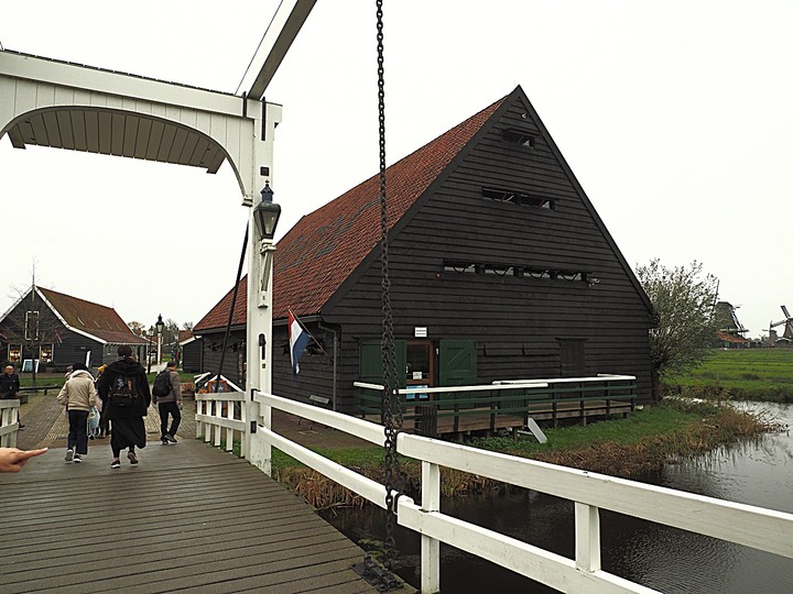 哈倫(Haarlem)市區、聖巴弗教堂(St.-Bavokerk)、桑斯安斯(Zaanse Schans)風車村、福倫丹(Volendam)午餐、羊角村(Giethoorn)遊船 — 荷蘭鄉間風光 — 2023年冬季歐洲行旅 第二部