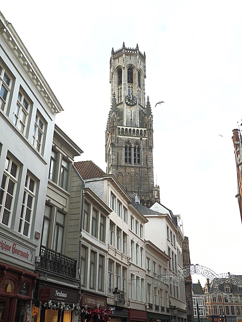 布魯日大廣場(Grote Markt)、大鐘樓(Belfort) 、市政廳(Stadhuis Brugge) 、玫瑰碼頭(Rosary Quay) 、聖母教堂(Onze-Lieve-Vrouwekerk)、貝居安禮修道院(Begijnhofkapel),還有白酒淡菜 — 世界文化遺產 之 布魯日歷史中心(Historic Centre of Brugge) — 2023年冬季歐洲行旅 第五部