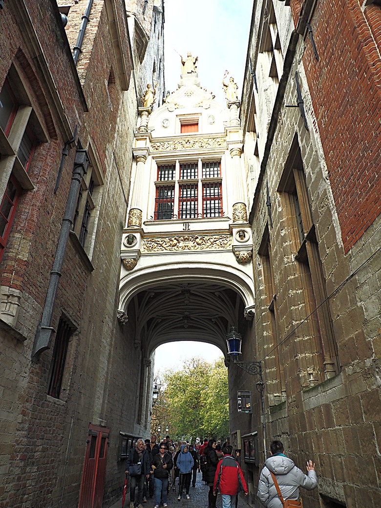 布魯日大廣場(Grote Markt)、大鐘樓(Belfort) 、市政廳(Stadhuis Brugge) 、玫瑰碼頭(Rosary Quay) 、聖母教堂(Onze-Lieve-Vrouwekerk)、貝居安禮修道院(Begijnhofkapel),還有白酒淡菜 — 世界文化遺產 之 布魯日歷史中心(Historic Centre of Brugge) — 2023年冬季歐洲行旅 第五部