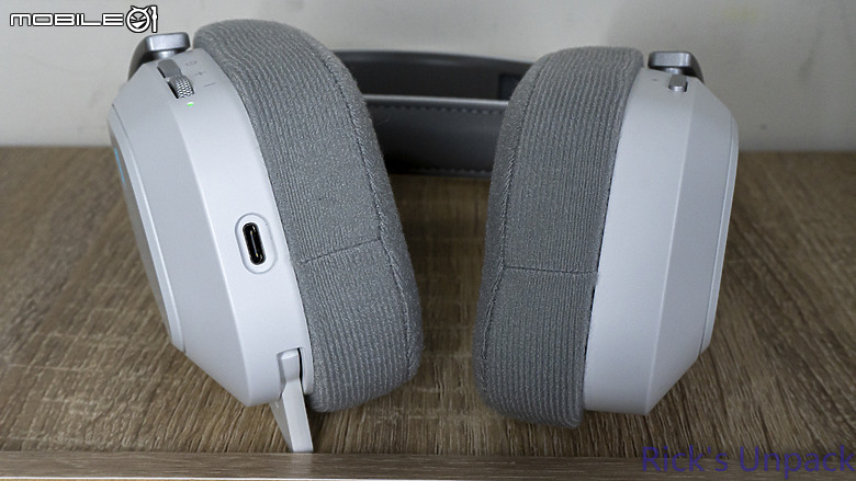 點我看大圖 【開箱】無線三模、增加續航 | CORSAIR HS80 MAX WIRELESS WHITE