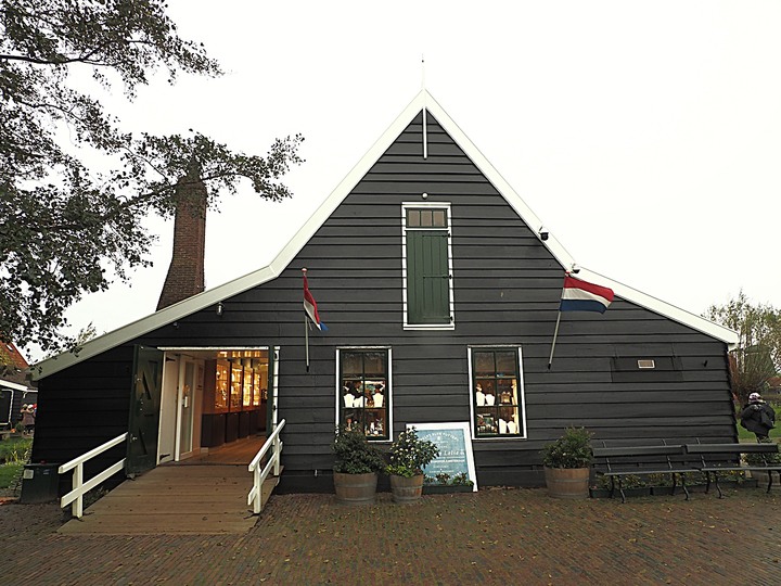 哈倫(Haarlem)市區、聖巴弗教堂(St.-Bavokerk)、桑斯安斯(Zaanse Schans)風車村、福倫丹(Volendam)午餐、羊角村(Giethoorn)遊船 — 荷蘭鄉間風光 — 2023年冬季歐洲行旅 第二部