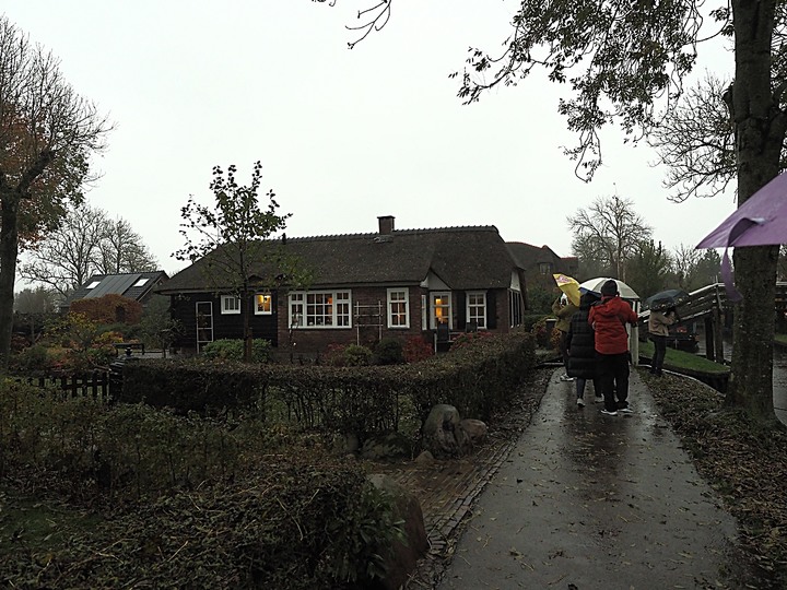哈倫(Haarlem)市區、聖巴弗教堂(St.-Bavokerk)、桑斯安斯(Zaanse Schans)風車村、福倫丹(Volendam)午餐、羊角村(Giethoorn)遊船 — 荷蘭鄉間風光 — 2023年冬季歐洲行旅 第二部