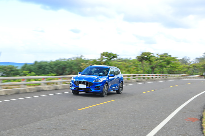 點我看大圖 (映像旅行) 徜徉太平洋湛藍海濱in台東feat. Ford Kuga EcoBoost® 180 ST-Line Sport(荒島藍)