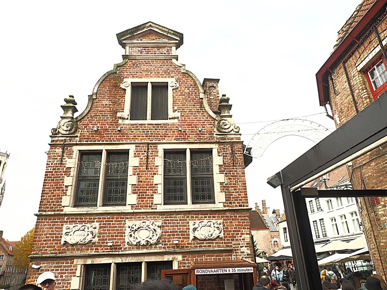布魯日大廣場(Grote Markt)、大鐘樓(Belfort) 、市政廳(Stadhuis Brugge) 、玫瑰碼頭(Rosary Quay) 、聖母教堂(Onze-Lieve-Vrouwekerk)、貝居安禮修道院(Begijnhofkapel),還有白酒淡菜 — 世界文化遺產 之 布魯日歷史中心(Historic Centre of Brugge) — 2023年冬季歐洲行旅 第五部