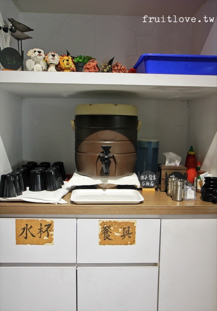 市場旁的小巷弄內，有間超人氣的早午餐店，融入精緻又創意的西式鐵板燒料理美食