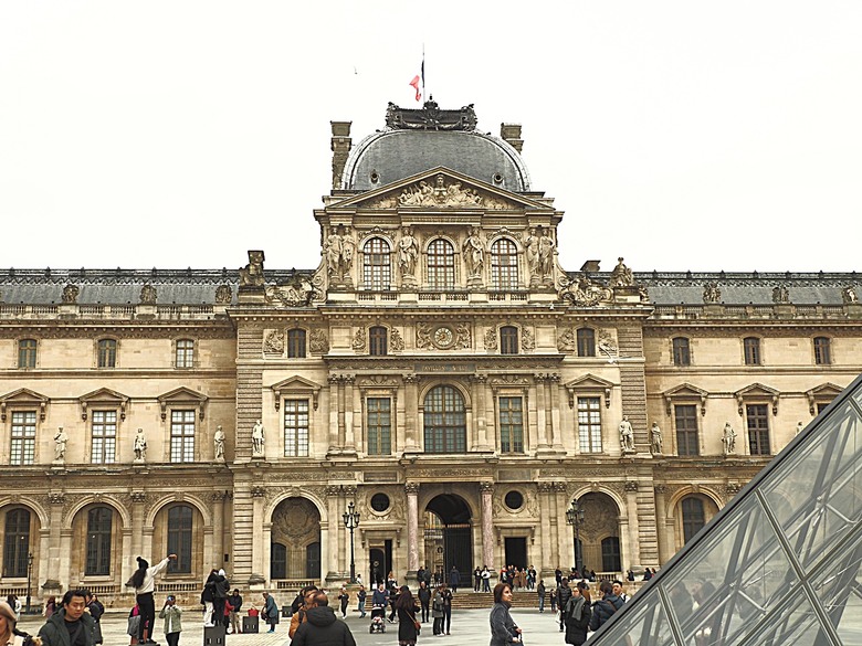 塞納河遊船 (Bateaux-Mouches) 與 羅浮宮(Musée du Louvre)，外掛地窖內享用法式烤田螺與鴨胸 — 世界文化遺產 之 巴黎，塞纳河畔(Paris, Banks of the Seine) — 2023年冬季歐洲行旅 第六部