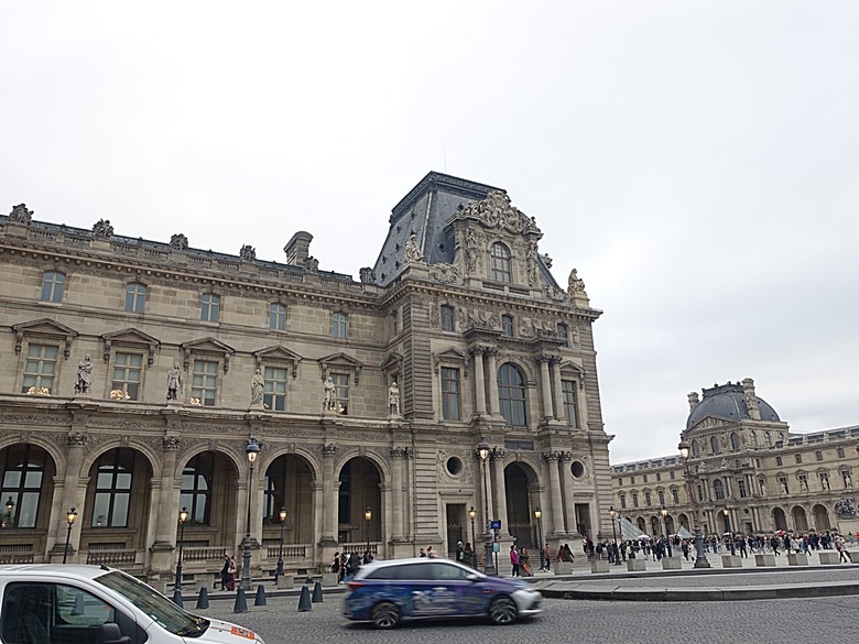 塞納河遊船 (Bateaux-Mouches) 與 羅浮宮(Musée du Louvre)，外掛地窖內享用法式烤田螺與鴨胸 — 世界文化遺產 之 巴黎，塞纳河畔(Paris, Banks of the Seine) — 2023年冬季歐洲行旅 第六部