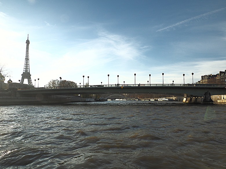 塞納河遊船 (Bateaux-Mouches) 與 羅浮宮(Musée du Louvre)，外掛地窖內享用法式烤田螺與鴨胸 — 世界文化遺產 之 巴黎，塞纳河畔(Paris, Banks of the Seine) — 2023年冬季歐洲行旅 第六部