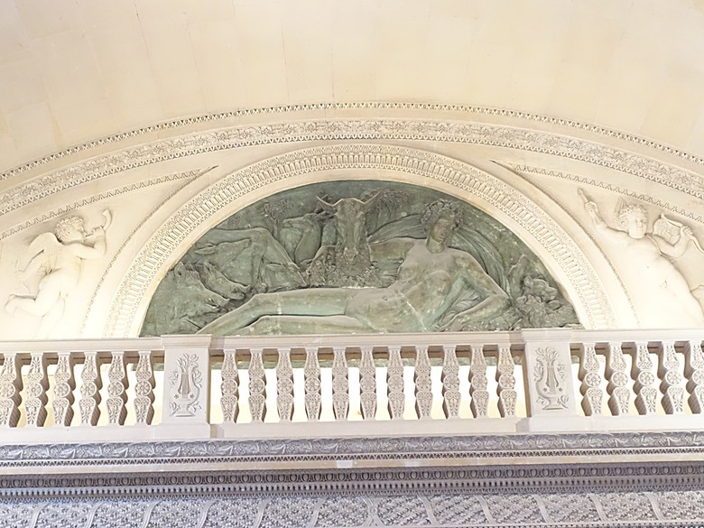 塞納河遊船 (Bateaux-Mouches) 與 羅浮宮(Musée du Louvre),外掛地窖內享用法式烤田螺與鴨胸 — 世界文化遺產 之 巴黎,塞纳河畔(Paris, Banks of the Seine) — 2023年冬季歐洲行旅 第六部