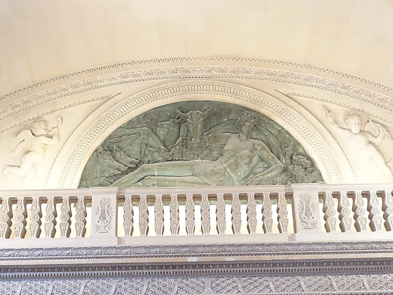 塞納河遊船 (Bateaux-Mouches) 與 羅浮宮(Musée du Louvre)，外掛地窖內享用法式烤田螺與鴨胸 — 世界文化遺產 之 巴黎，塞纳河畔(Paris, Banks of the Seine) — 2023年冬季歐洲行旅 第六部