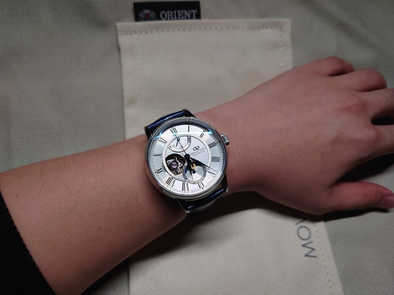 點我看大圖 東方之星 Orient Star Moon Phase 系列 月相 半鏤空錶 RE-AY0106S 開箱
