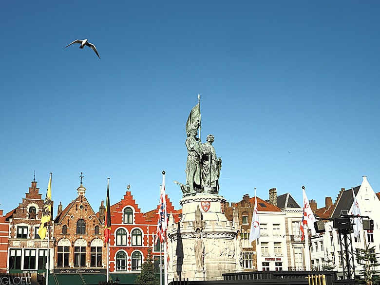 布魯日大廣場(Grote Markt)、大鐘樓(Belfort) 、市政廳(Stadhuis Brugge) 、玫瑰碼頭(Rosary Quay) 、聖母教堂(Onze-Lieve-Vrouwekerk)、貝居安禮修道院(Begijnhofkapel)，還有白酒淡菜 — 世界文化遺產 之 布魯日歷史中心(Historic Centre of Brugge) — 2023年冬季歐洲行旅 第五部