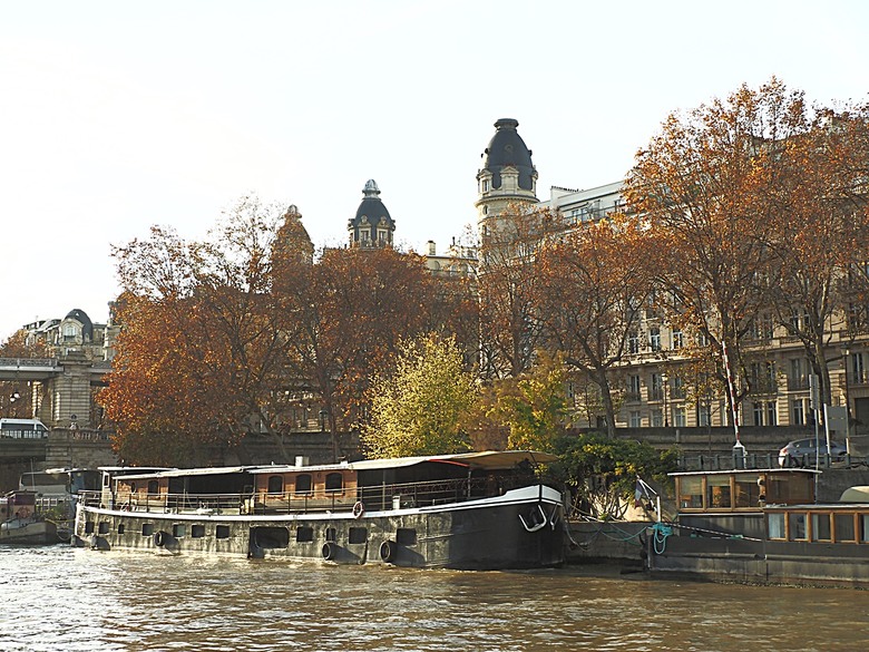 塞納河遊船 (Bateaux-Mouches) 與 羅浮宮(Musée du Louvre)，外掛地窖內享用法式烤田螺與鴨胸 — 世界文化遺產 之 巴黎，塞纳河畔(Paris, Banks of the Seine) — 2023年冬季歐洲行旅 第六部