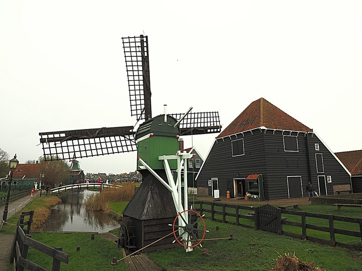 哈倫(Haarlem)市區、聖巴弗教堂(St.-Bavokerk)、桑斯安斯(Zaanse Schans)風車村、福倫丹(Volendam)午餐、羊角村(Giethoorn)遊船 — 荷蘭鄉間風光 — 2023年冬季歐洲行旅 第二部