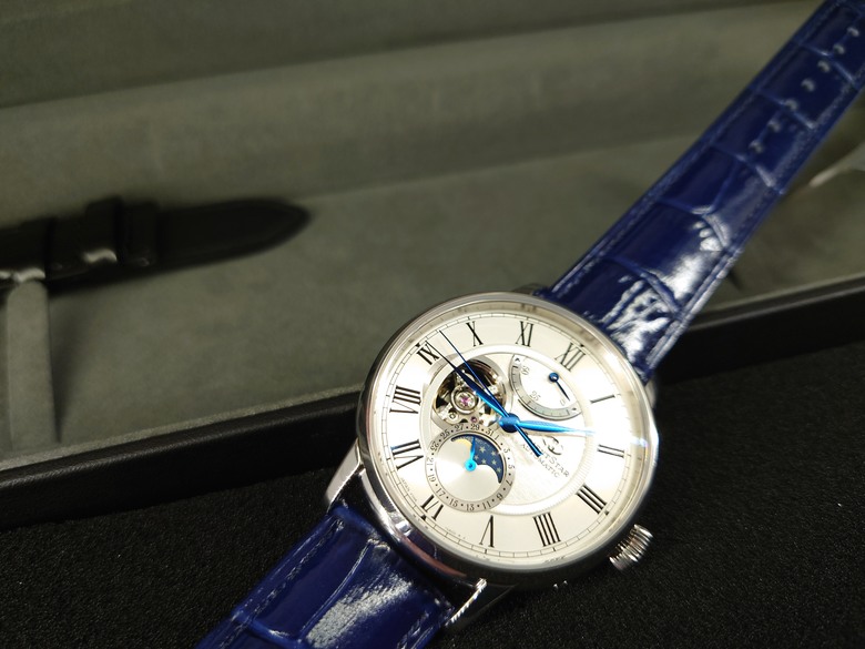 點我看大圖 東方之星 Orient Star Moon Phase 系列 月相 半鏤空錶 RE-AY0106S 開箱