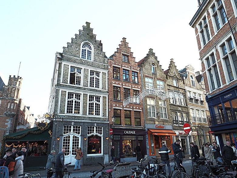 布魯日大廣場(Grote Markt)、大鐘樓(Belfort) 、市政廳(Stadhuis Brugge) 、玫瑰碼頭(Rosary Quay) 、聖母教堂(Onze-Lieve-Vrouwekerk)、貝居安禮修道院(Begijnhofkapel),還有白酒淡菜 — 世界文化遺產 之 布魯日歷史中心(Historic Centre of Brugge) — 2023年冬季歐洲行旅 第五部