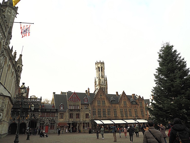 布魯日大廣場(Grote Markt)、大鐘樓(Belfort) 、市政廳(Stadhuis Brugge) 、玫瑰碼頭(Rosary Quay) 、聖母教堂(Onze-Lieve-Vrouwekerk)、貝居安禮修道院(Begijnhofkapel)，還有白酒淡菜 — 世界文化遺產 之 布魯日歷史中心(Historic Centre of Brugge) — 2023年冬季歐洲行旅 第五部