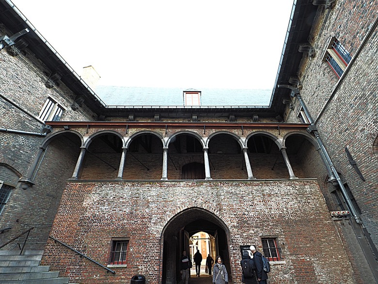 布魯日大廣場(Grote Markt)、大鐘樓(Belfort) 、市政廳(Stadhuis Brugge) 、玫瑰碼頭(Rosary Quay) 、聖母教堂(Onze-Lieve-Vrouwekerk)、貝居安禮修道院(Begijnhofkapel),還有白酒淡菜 — 世界文化遺產 之 布魯日歷史中心(Historic Centre of Brugge) — 2023年冬季歐洲行旅 第五部