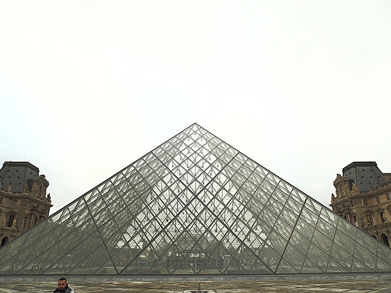 塞納河遊船 (Bateaux-Mouches) 與 羅浮宮(Musée du Louvre),外掛地窖內享用法式烤田螺與鴨胸 — 世界文化遺產 之 巴黎,塞纳河畔(Paris, Banks of the Seine) — 2023年冬季歐洲行旅 第六部