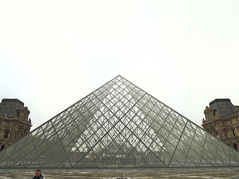 塞納河遊船 (Bateaux-Mouches) 與 羅浮宮(Musée du Louvre)，外掛地窖內享用法式烤田螺與鴨胸 — 世界文化遺產 之 巴黎，塞纳河畔(Paris, Banks of the Seine) — 2023年冬季歐洲行旅 第六部