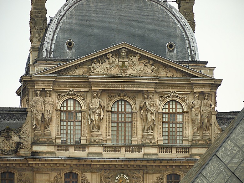 塞納河遊船 (Bateaux-Mouches) 與 羅浮宮(Musée du Louvre),外掛地窖內享用法式烤田螺與鴨胸 — 世界文化遺產 之 巴黎,塞纳河畔(Paris, Banks of the Seine) — 2023年冬季歐洲行旅 第六部