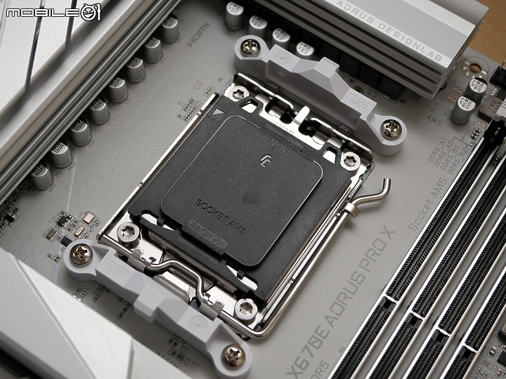 點我看大圖 開箱 AMD AM5 銀白鷹神 X670E AORUS PRO X 聖誕白