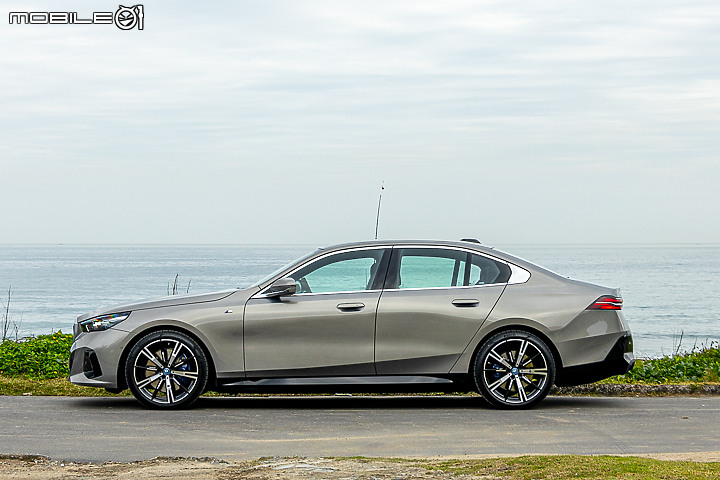 BMW i5 eDrive40 M Sport 試駕｜電能加持科技進化，但仍是你記憶中的五系列！