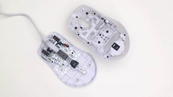 點我看大圖 極輕手感、持久體驗:ROCCAT PURE Air & PURE SEL 滑鼠開箱
