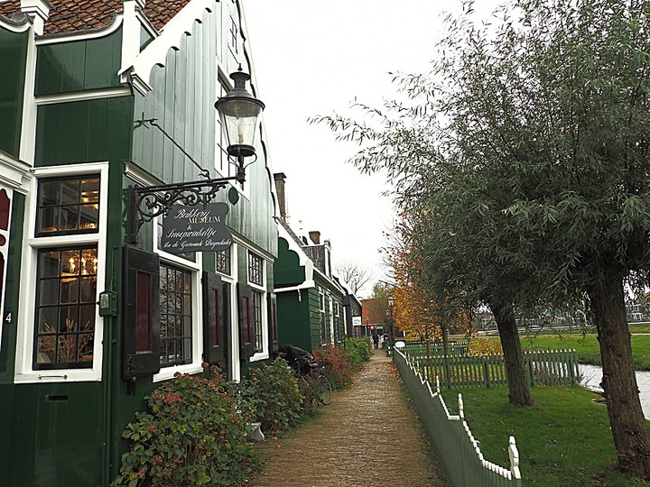 哈倫(Haarlem)市區、聖巴弗教堂(St.-Bavokerk)、桑斯安斯(Zaanse Schans)風車村、福倫丹(Volendam)午餐、羊角村(Giethoorn)遊船 — 荷蘭鄉間風光 — 2023年冬季歐洲行旅 第二部