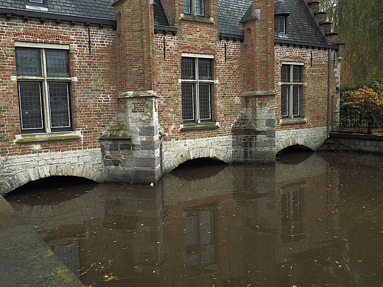 布魯日大廣場(Grote Markt)、大鐘樓(Belfort) 、市政廳(Stadhuis Brugge) 、玫瑰碼頭(Rosary Quay) 、聖母教堂(Onze-Lieve-Vrouwekerk)、貝居安禮修道院(Begijnhofkapel),還有白酒淡菜 — 世界文化遺產 之 布魯日歷史中心(Historic Centre of Brugge) — 2023年冬季歐洲行旅 第五部