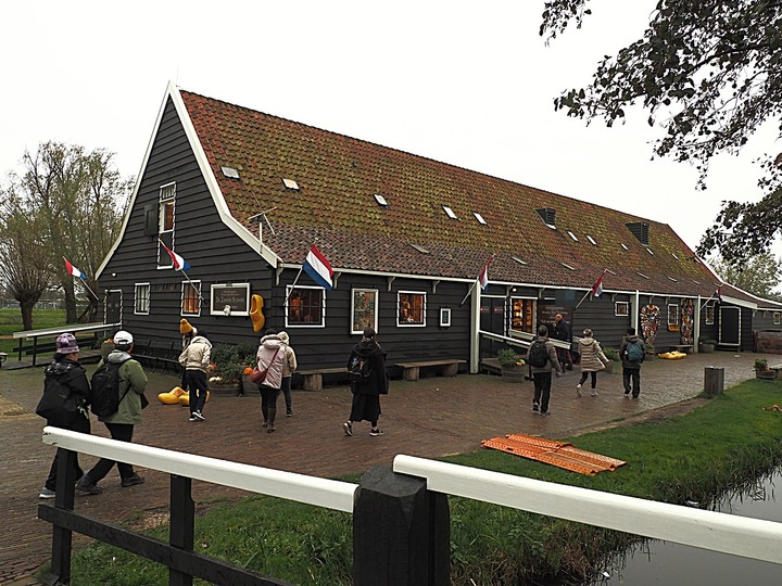 哈倫(Haarlem)市區、聖巴弗教堂(St.-Bavokerk)、桑斯安斯(Zaanse Schans)風車村、福倫丹(Volendam)午餐、羊角村(Giethoorn)遊船 — 荷蘭鄉間風光 — 2023年冬季歐洲行旅 第二部
