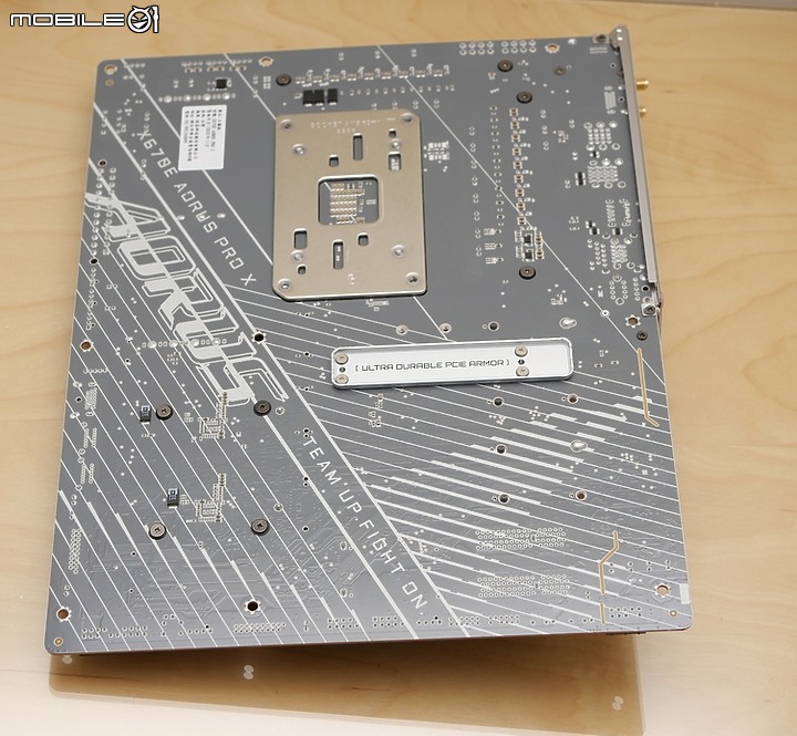 點我看大圖 開箱 AMD AM5 銀白鷹神 X670E AORUS PRO X 聖誕白