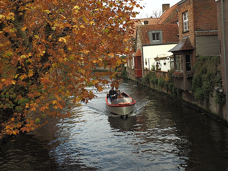 布魯日大廣場(Grote Markt)、大鐘樓(Belfort) 、市政廳(Stadhuis Brugge) 、玫瑰碼頭(Rosary Quay) 、聖母教堂(Onze-Lieve-Vrouwekerk)、貝居安禮修道院(Begijnhofkapel),還有白酒淡菜 — 世界文化遺產 之 布魯日歷史中心(Historic Centre of Brugge) — 2023年冬季歐洲行旅 第五部